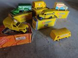 beaucoup de petits camions jouets qui traînent par terre