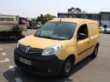 une camionnette jaune garée dans un parking