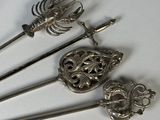 trois cuillères en argent munies d'un manche et un manche orné d'un motif