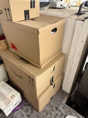 plusieurs boîtes empilées dans une pièce