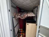 un lit dans une petite chambre, avec un matelas posé dessus