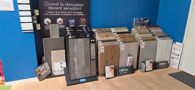 Il y a beaucoup de types de carrelage différents dans cette pièce