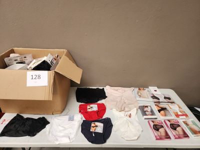 une table sur laquelle se trouvent une boîte de vêtements et une boîte de sous-vêtements