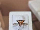 une bague qui se trouve dans une boîte sur une table