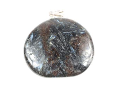 une photo d'une pierre noire et marron attachée à une chaîne en argent