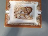 une assiette sur laquelle sont représentés un lion et un lionceau
