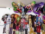 il y a plein de poupées Monster High sur la table