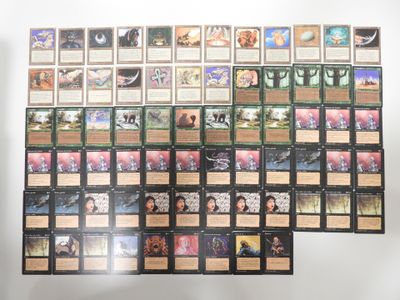 un lot de cartes posées sur une table