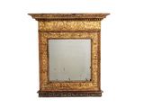 un miroir accroché au mur