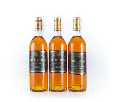 trois bouteilles de whisky sur fond blanc