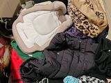 une boîte en carton remplie de vêtements et d'autres objets