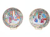 paire d'assiettes en porcelaine chinoise ornées de motifs sur fond blanc