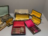 tout un assortiment de couverts sur une table
