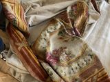 une personne debout à côté d'un tas de vêtements posé par terre