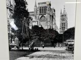 une photo d'une photo en noir et blanc d'une cathédrale