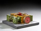 une petite maquette de locomotive sur un quai
