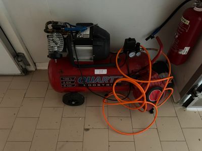 un extincteur et une lance à incendie posés sur une étagère
