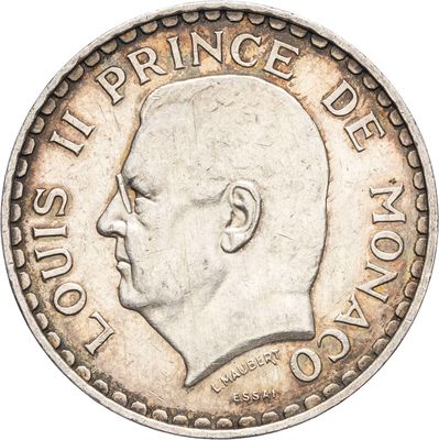 Gros plan sur une pièce de monnaie portant le visage d'un homme