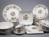 de nombreux types d'assiettes et de bols différents sur la table