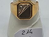 une bague en or sertie d'une pierre noire