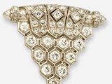 une image représentant une broche en forme de diamant sur fond blanc