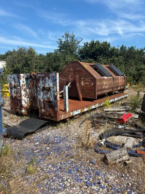 un wagon rouillé abandonné au milieu d'un champ