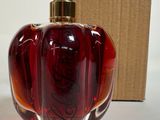 un flacon de parfum posé à côté d'une boîte en carton