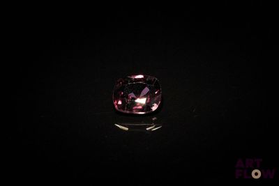 un diamant rose sur fond noir