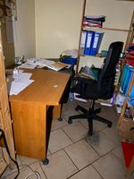 Deux petits bureaux en mélaminé, et deux sièges de bureau