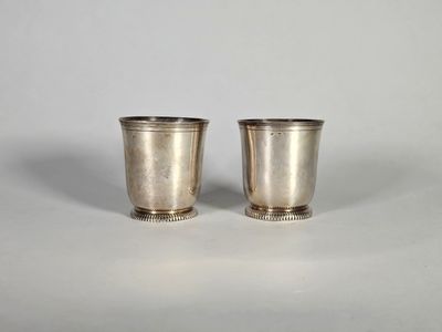une paire de tasses argentées sur fond blanc