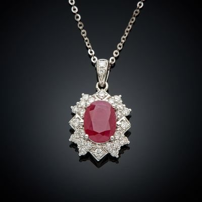 un pendentif en rubis et diamants monté sur une chaîne