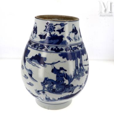 un vase bleu et blanc posé sur une table