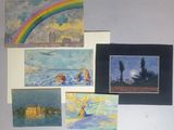 de nombreux tableaux accrochés ensemble au mur