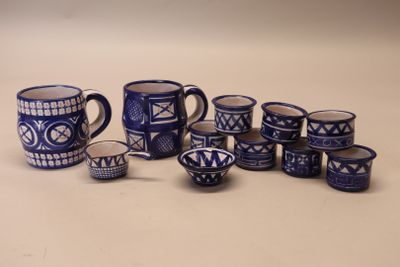 beaucoup de tasses et de mugs bleus et blancs sur la table