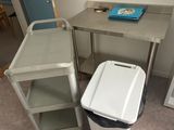 deux poubelles et une poubelle par terre
