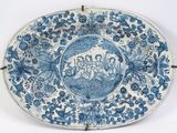 une vieille assiette bleue et blanche ornée d'un motif floral