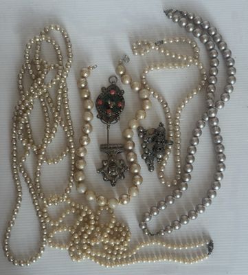 beaucoup de perles éparpillées sur une table