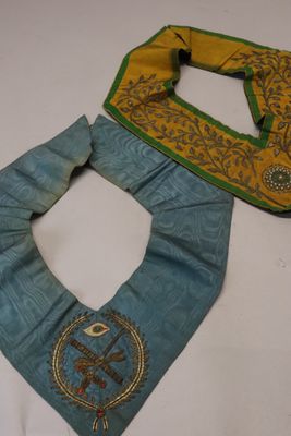 deux morceaux de bandana bleu et jaune avec l'image d'un oiseau dessus