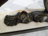 une statue représentant une femme allongée sur une dalle de marbre