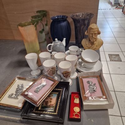 une table sur laquelle se trouvent de nombreux objets différents