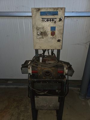 une machine posée sur une table dans une pièce