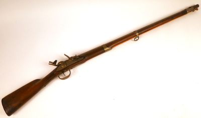 un vieux fusil au canon en bois et aux garnitures en laiton