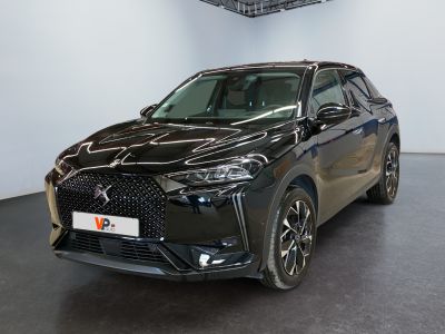 vue de face d'un SUV noir garé dans un showroom
