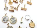 un assortiment de bijoux comprenant un pendentif, une bague et une paire de boucles d'oreilles