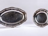 paire de plateaux ovales argentés sur pied
