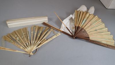 Ensemble de deux éventails brisés à 18 brins, l'un en bois à…