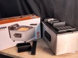une boîte de nourriture posée sur une table à côté d'un grille-pain
