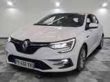 la voiture blanche est garée dans le garage sur le sol en damier