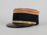 un gros plan d'un chapeau noir orné d'une bande rouge