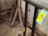 une table recouverte de nombreux autocollants